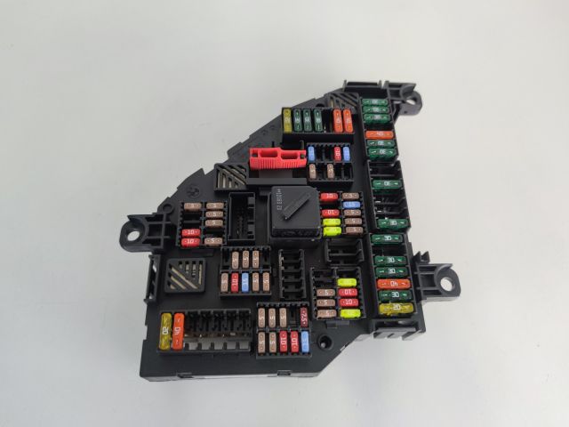 bontott BMW 5 F10 Biztosítéktábla Csomagtér