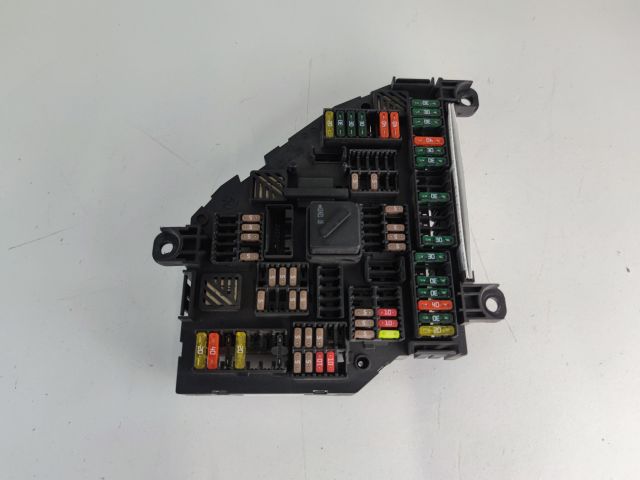 bontott BMW 5 F10 Biztosítéktábla Csomagtér