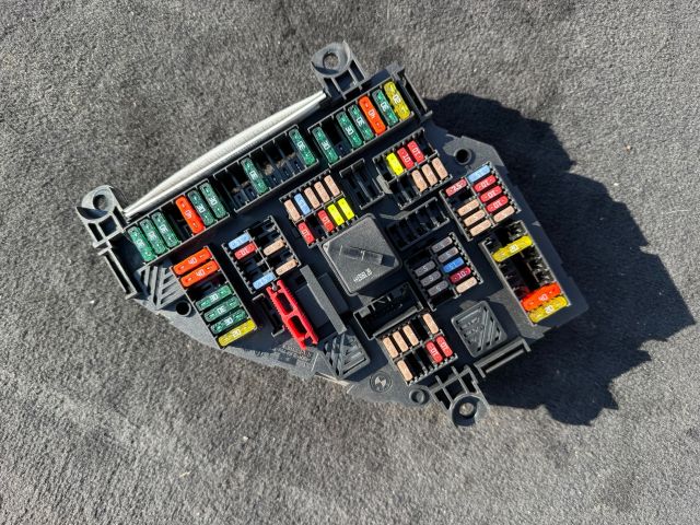 bontott BMW 5 F10 Biztosítéktábla Csomagtér