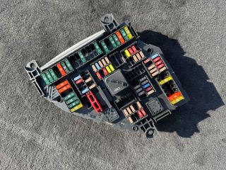 bontott BMW 5 F10 Biztosítéktábla Csomagtér