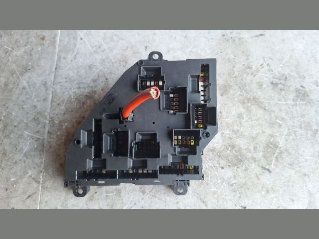 bontott BMW 5 F10 Biztosítéktábla Csomagtér