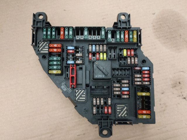 bontott BMW 5 F10 Biztosítéktábla Utastér