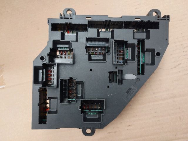 bontott BMW 5 F10 Biztosítéktábla Utastér
