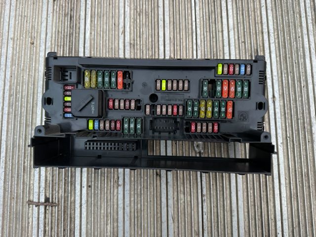 bontott BMW 5 F10 Biztosítéktábla Utastér