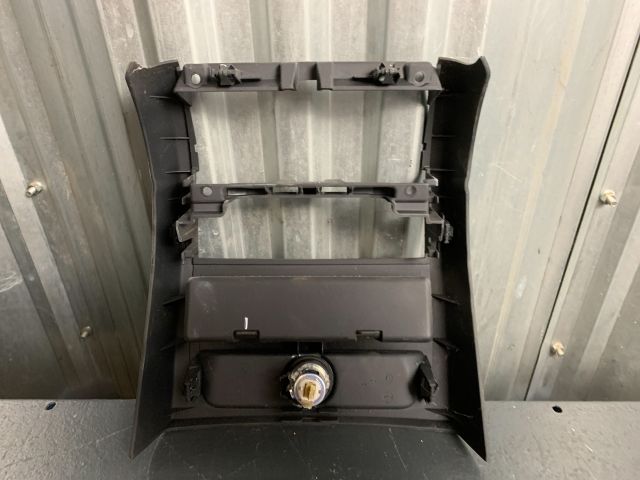 bontott BMW 5 F10 Csomagtér Szivargyújtó Aljzat