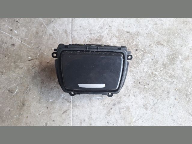 bontott BMW 5 F10 Első Hamutartó