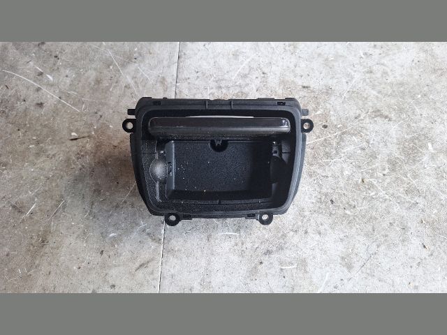 bontott BMW 5 F10 Első Hamutartó