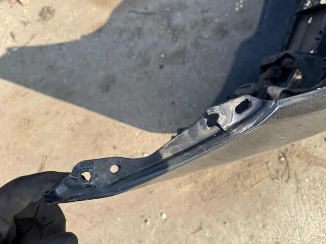 bontott BMW 5 F10 Első Lökhárító (Részeivel)