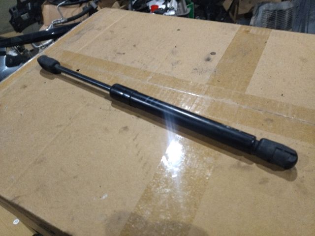 bontott BMW 5 F10 Gázrugós Kitámasztó Teleszkóp Motorháztető Bal