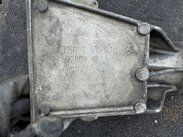 bontott BMW 5 F10 Jobb első Féltengely Tartó