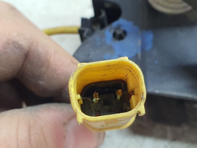 bontott BMW 5 F10 Jobb Motorháztető Zárszerkezet