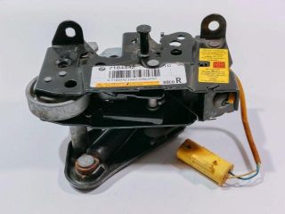 bontott BMW 5 F10 Motorháztető Zárszerkezet