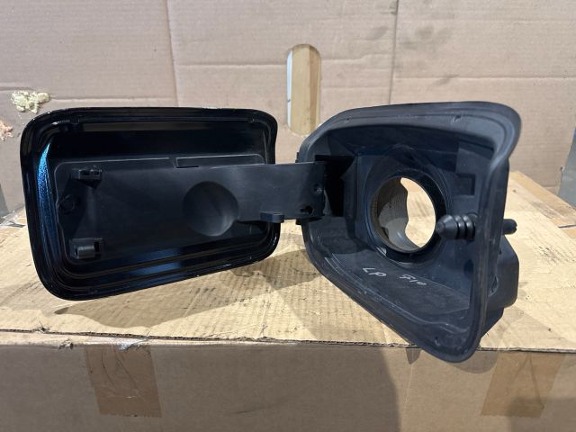 bontott BMW 5 F10 Tankajtó