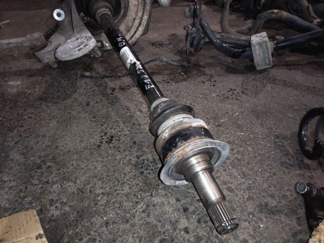 bontott BMW 5 F11 Bal hátsó Féltengely