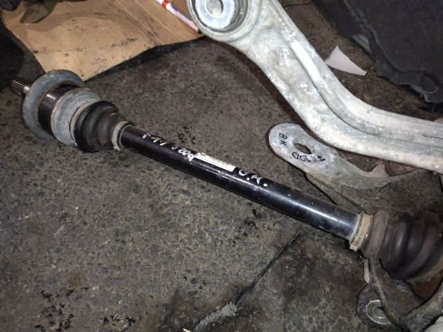 bontott BMW 5 F11 Bal hátsó Féltengely