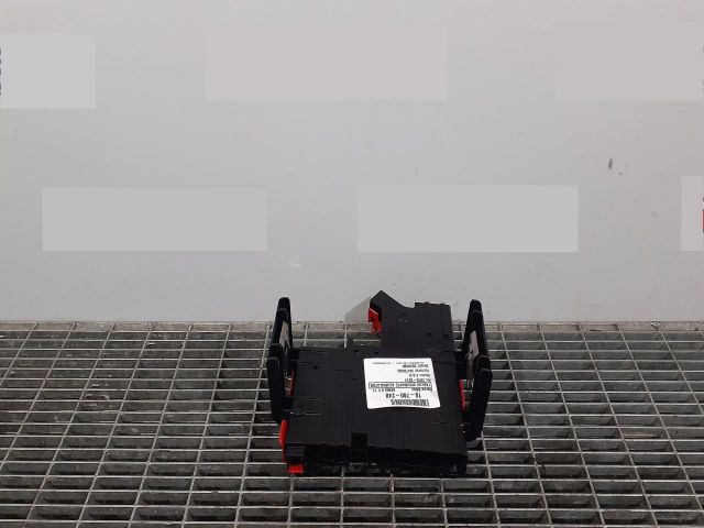 bontott BMW 5 F11 Biztosítéktábla Motortér