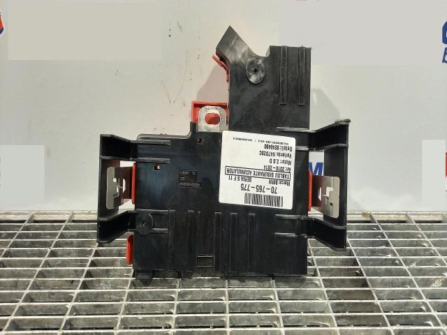 bontott BMW 5 F11 Biztosítéktábla Motortér