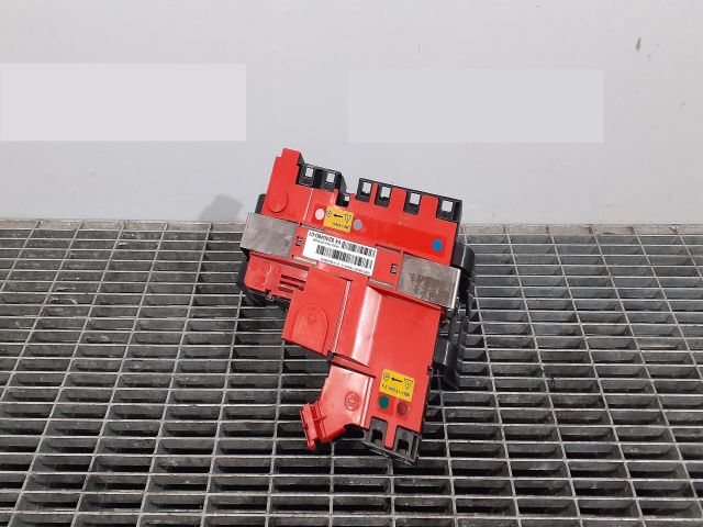 bontott BMW 5 F11 Biztosítéktábla Motortér