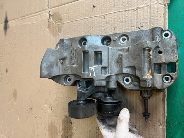 bontott BMW 5 F11 Generátor Tartó Bak