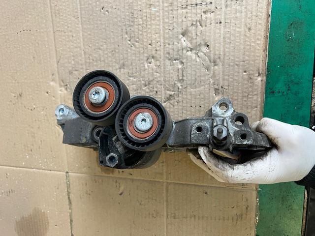 bontott BMW 5 F11 Generátor Tartó Bak