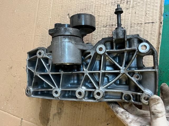 bontott BMW 5 F11 Generátor Tartó Bak