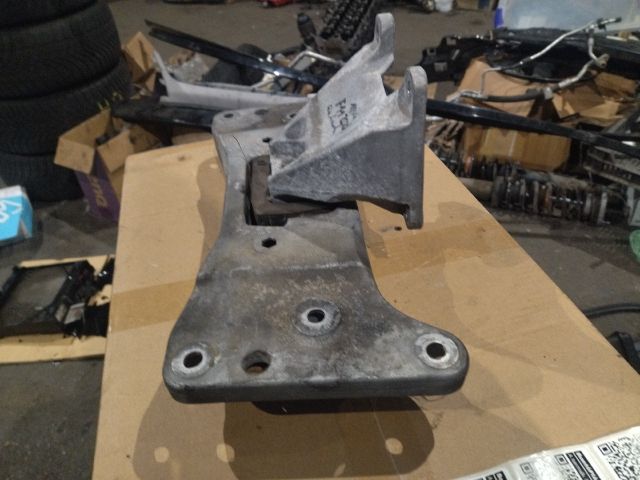 bontott BMW 5 F11 Váltó Tartó Bak (Pozíciófüggetlen)