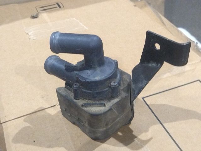 bontott BMW 5 F11 Vízpumpa