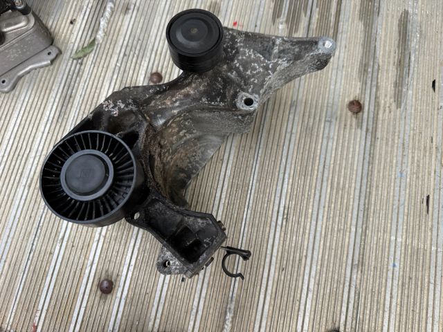 bontott BMW 5 F11 Generátor Tartó Bak