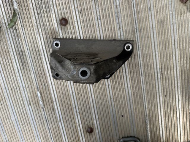 bontott BMW 5 F11 Motor Tartó Bak Bal