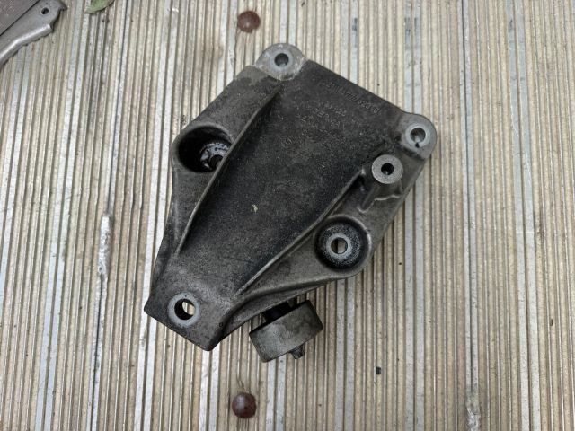 bontott BMW 5 F11 Motor Tartó Bak Jobb