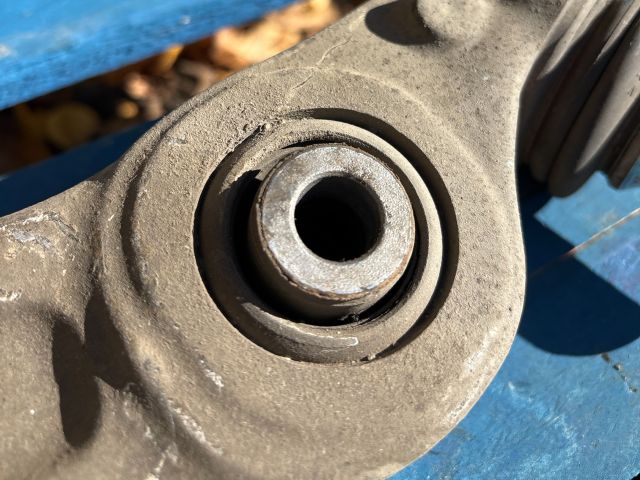 bontott BMW 5 F11 Bal első Lengőkar