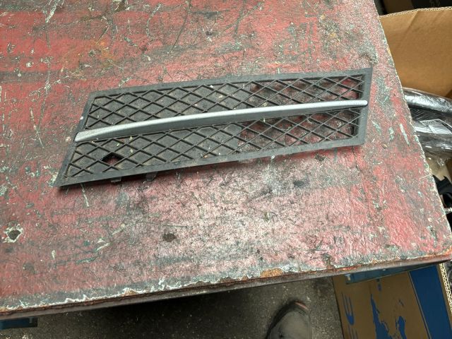 bontott BMW 5 F11 Bal Ködlámpa Rács