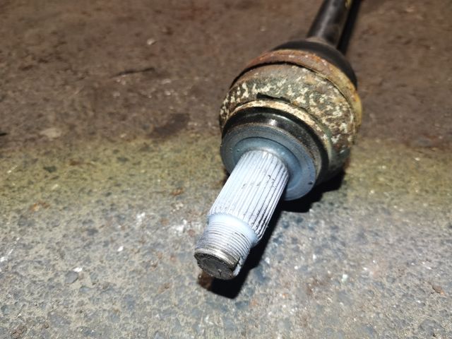 bontott BMW 5 F11 Bal hátsó Féltengely