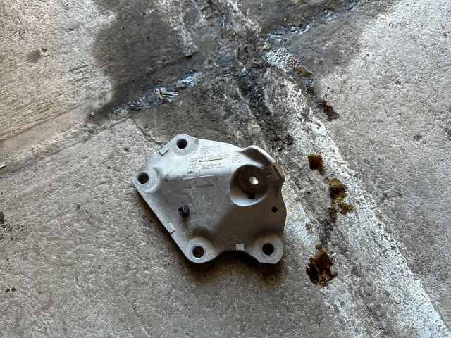 bontott BMW 5 F11 Motor Tartó Bak Bal