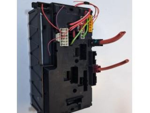 bontott BMW 5 F11 Biztosítéktábla Csomagtér