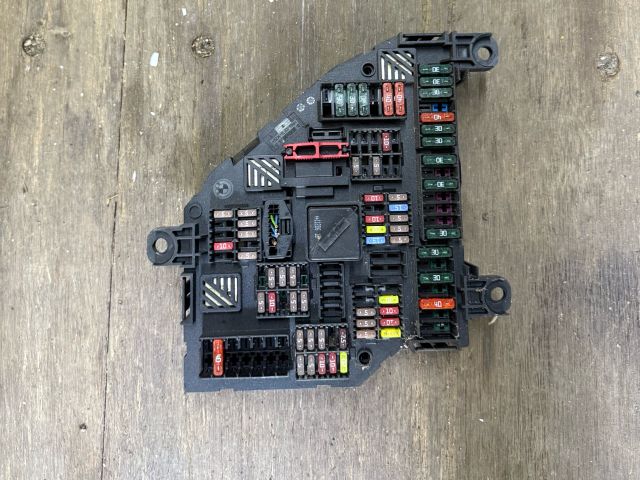 bontott BMW 5 F11 Biztosítéktábla Csomagtér