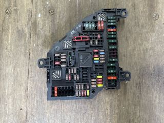 bontott BMW 5 F11 Biztosítéktábla Csomagtér