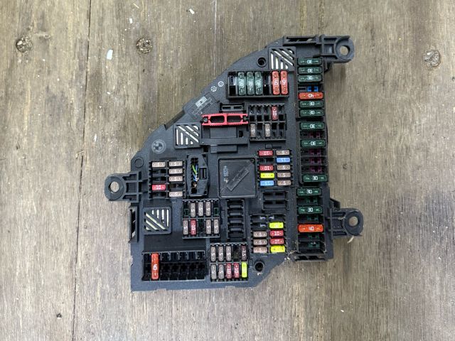 bontott BMW 5 F11 Biztosítéktábla Csomagtér