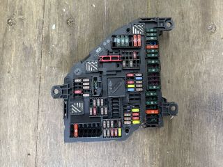 bontott BMW 5 F11 Biztosítéktábla Csomagtér