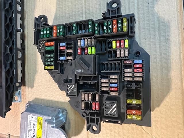 bontott BMW 5 F11 Biztosítéktábla Utastér