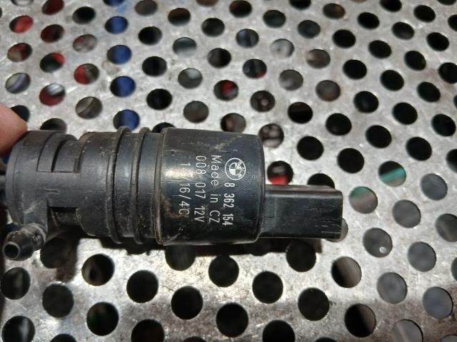 bontott BMW 5 F11 Első Ablakmosó Szivattyú