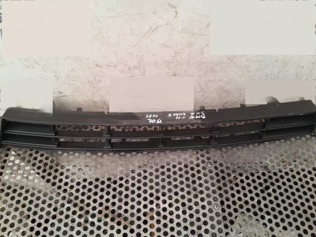 bontott BMW 5 F11 Első Lökhárító Alsó Középső Díszrács