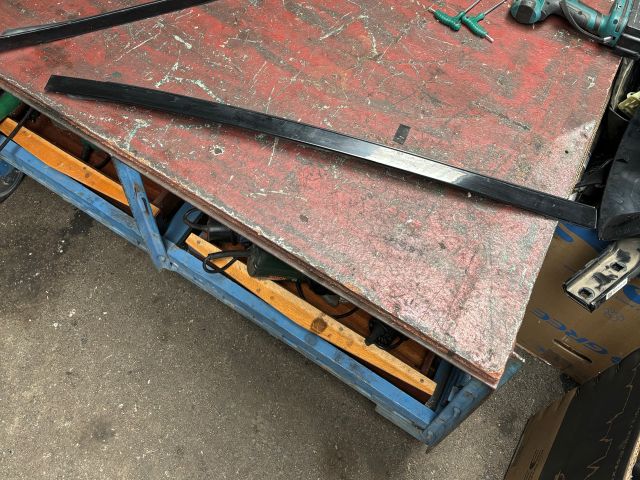 bontott BMW 5 F11 Első Szélvédő Jobb Díszléc