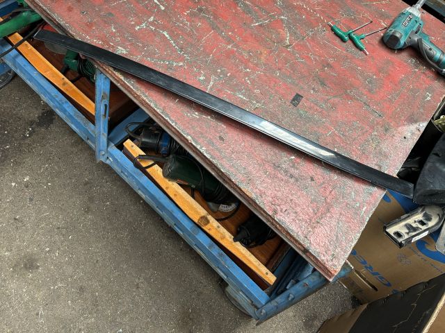 bontott BMW 5 F11 Első Szélvédő Jobb Díszléc