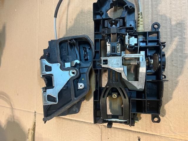 bontott BMW 5 F11 Jobb hátsó Ajtózár