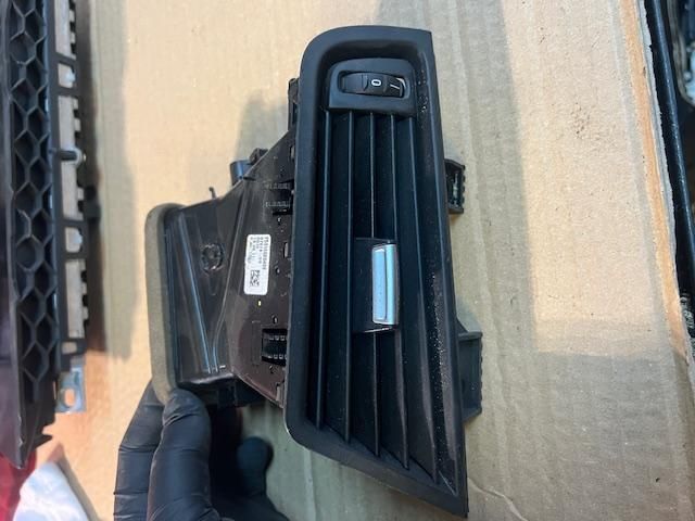 bontott BMW 5 F11 Jobb Szellőző