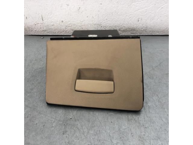 bontott BMW 5 F11 Kesztyűtartó