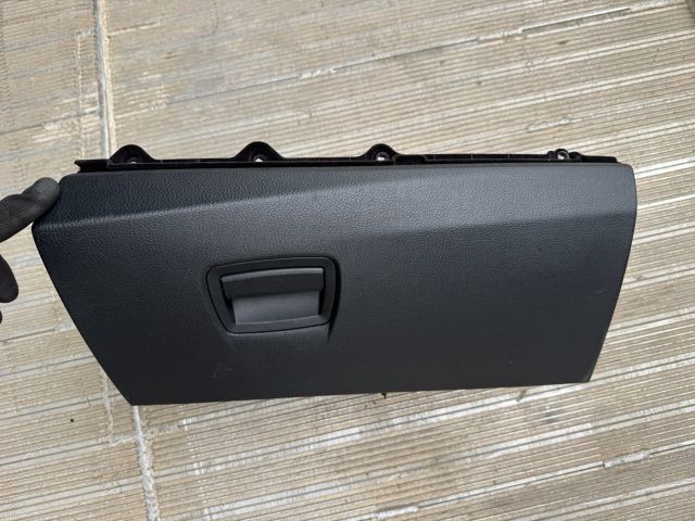 bontott BMW 5 F11 Kesztyűtartó