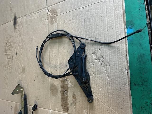 bontott BMW 5 F11 Motorháztető Nyitó Kar / Gomb