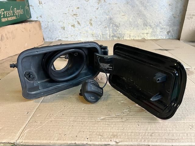 bontott BMW 5 F11 Tankajtó